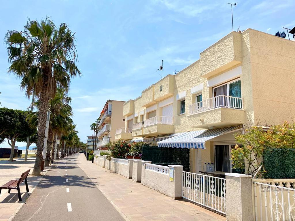House In Front Of The With Sea View Holiday home *