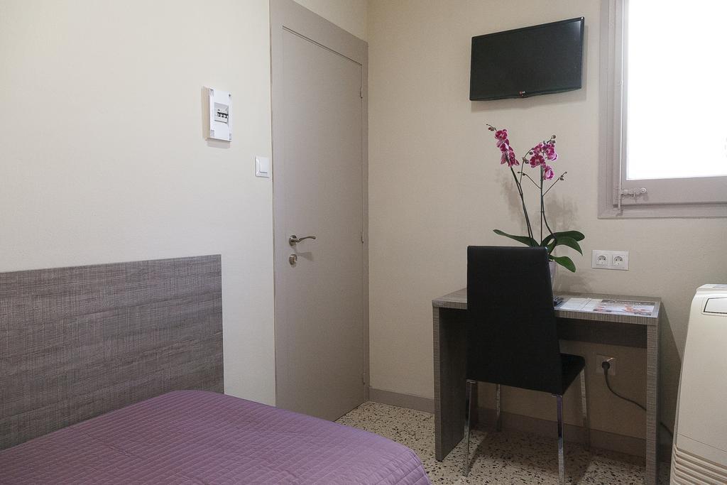 Fonda Montserrat Guest house