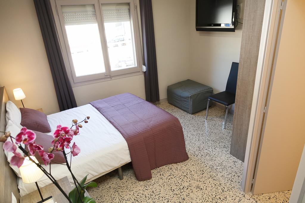 Fonda Montserrat Guest house 2*