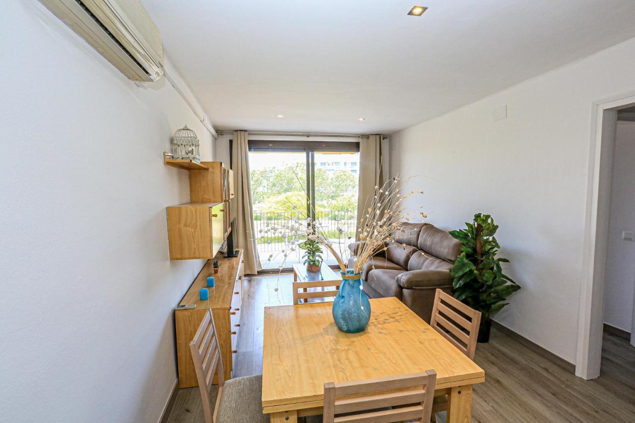 Set Pins - Only Families Apartment Cambrils