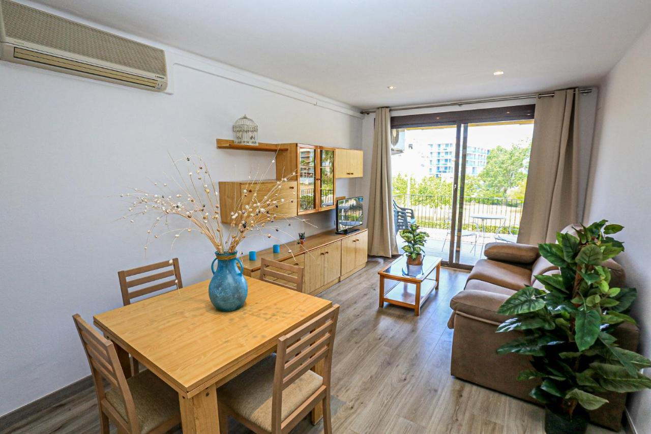 Set Pins - Only Families Apartment Cambrils