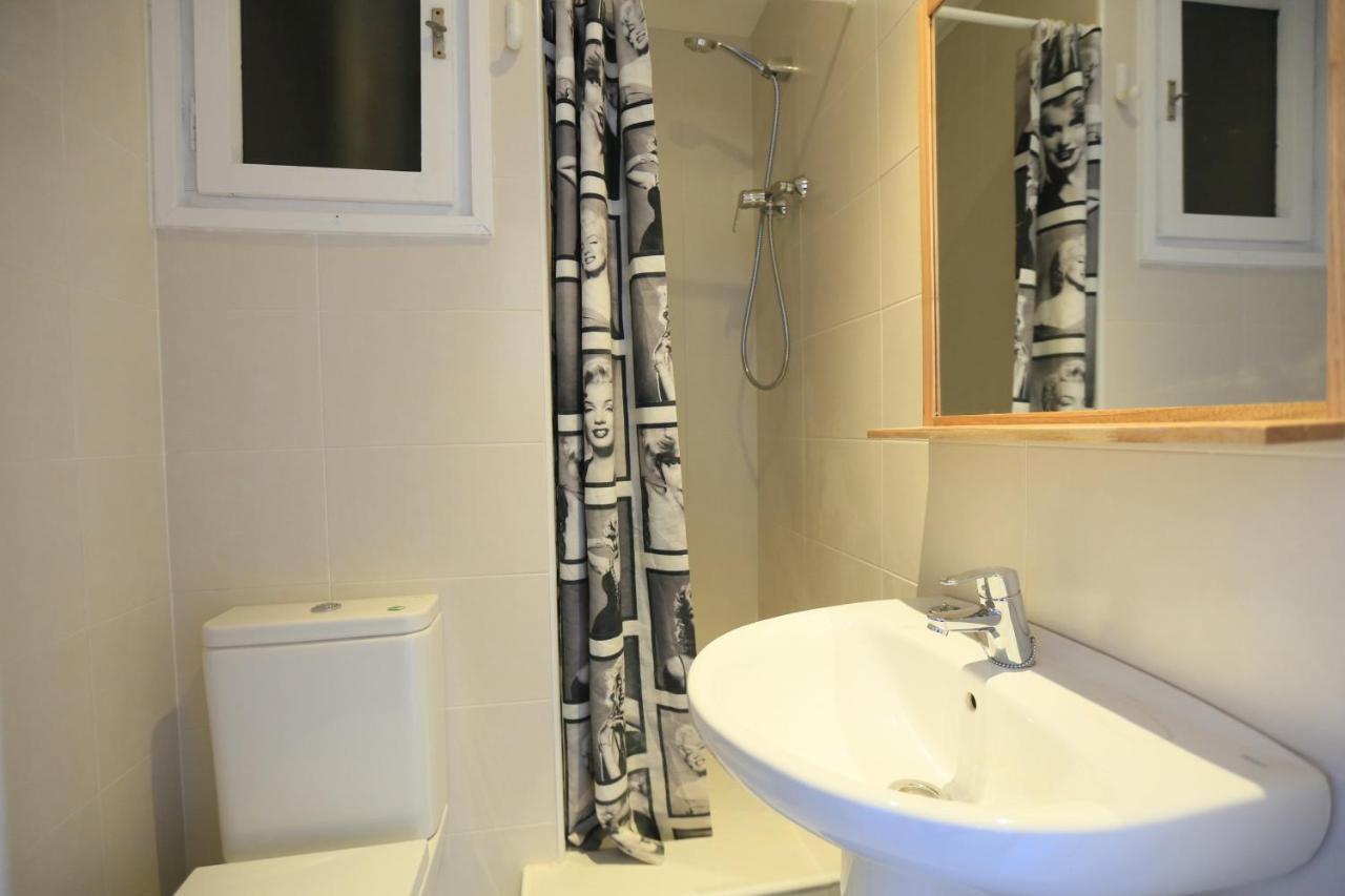 Set Pins - Only Families * Cambrils