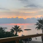 Apartamento sobre el mar, con piscina y wifi