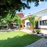 Villa With Garden Next To The Beach