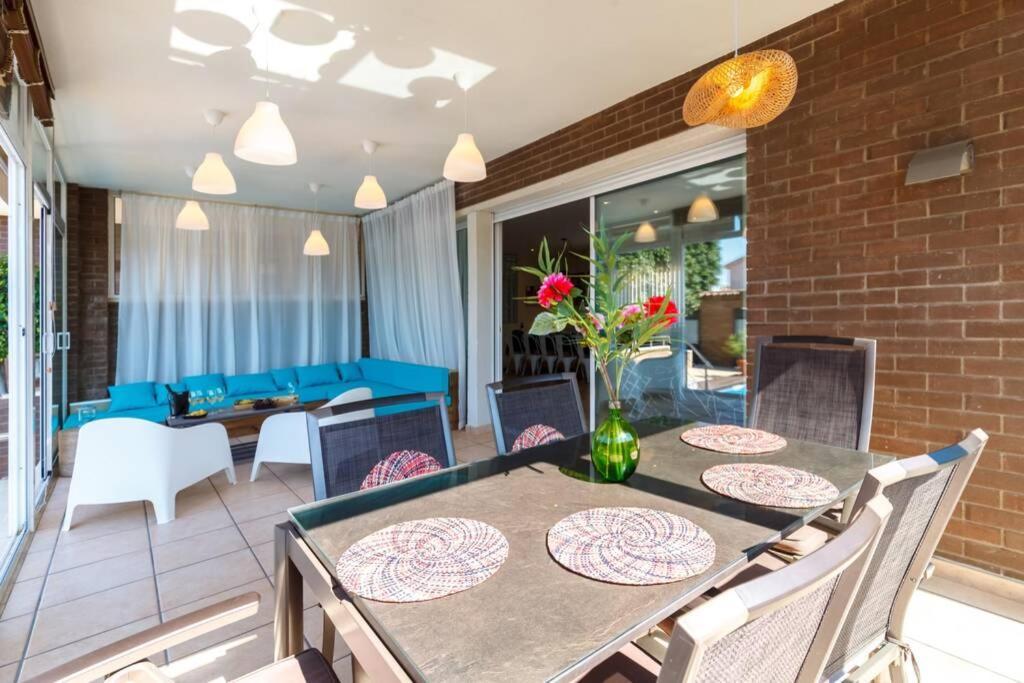 Wine Experience - Wine, Art & Games Villa Cambrils