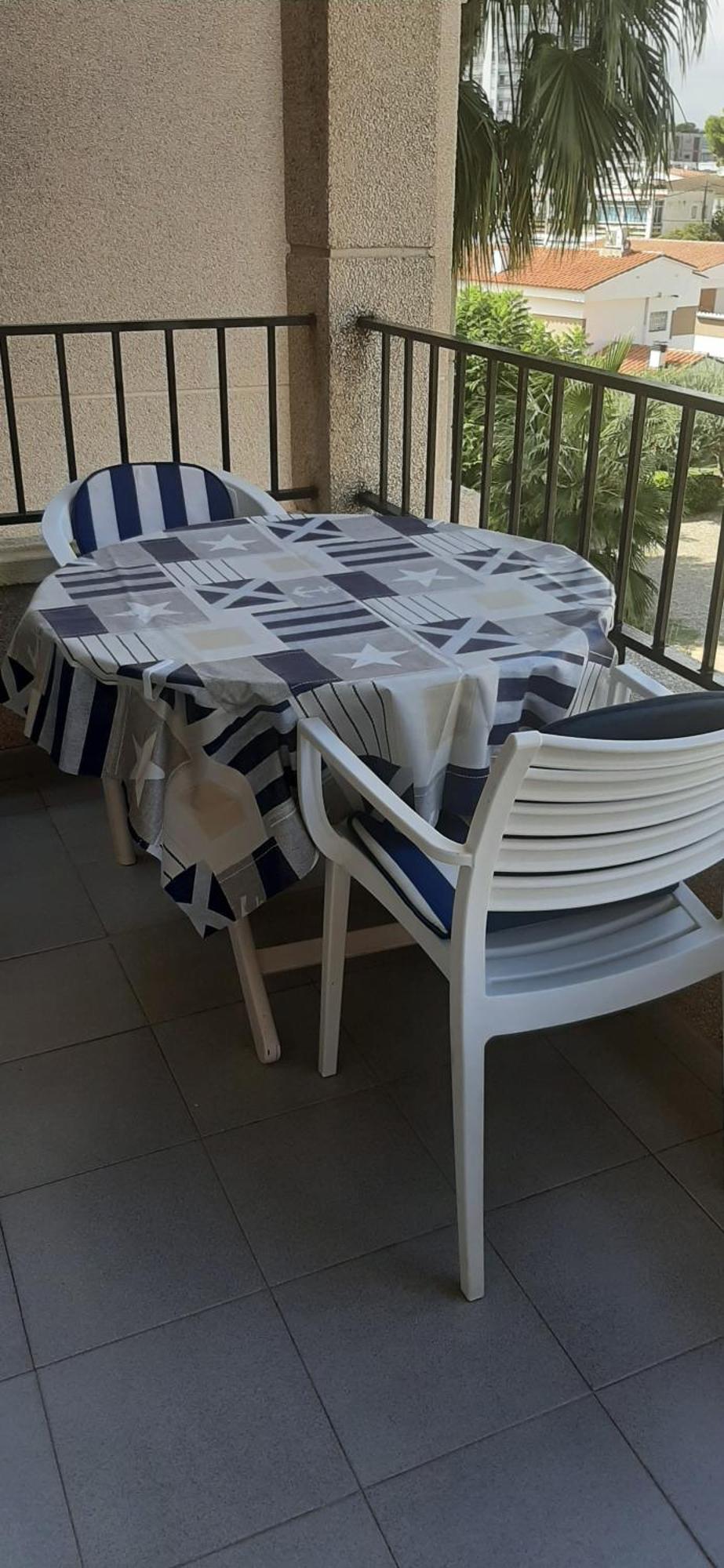 Apartment Vue: Beachfront Retreat With Pool And Access Cambrils
