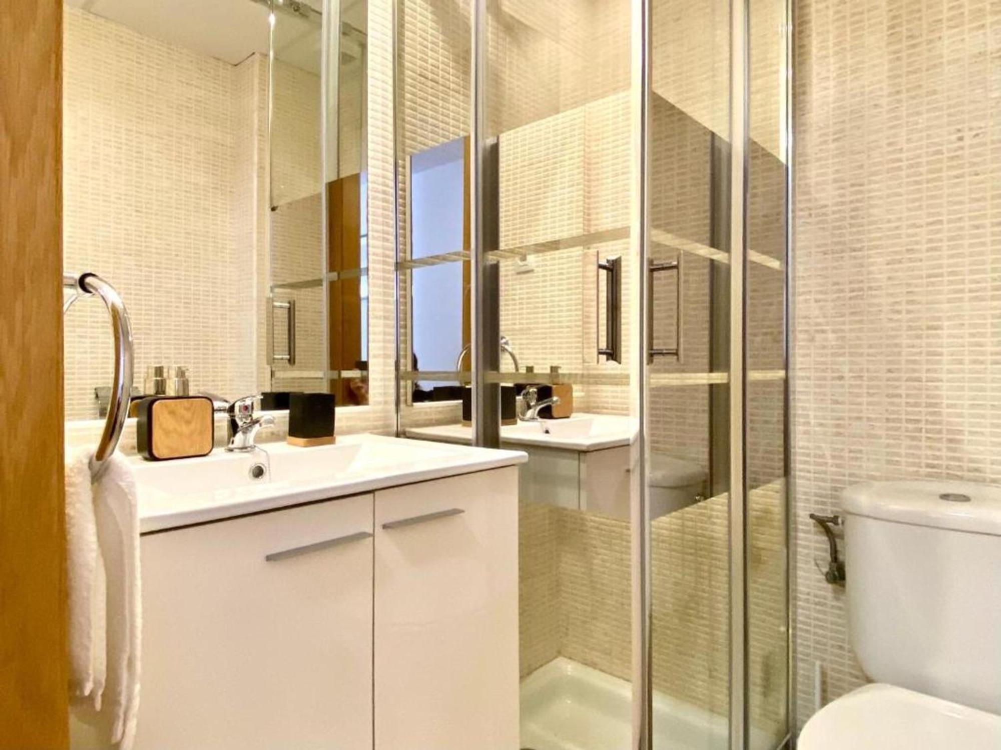 Apartamento Port Global, En El Centro De 33 *