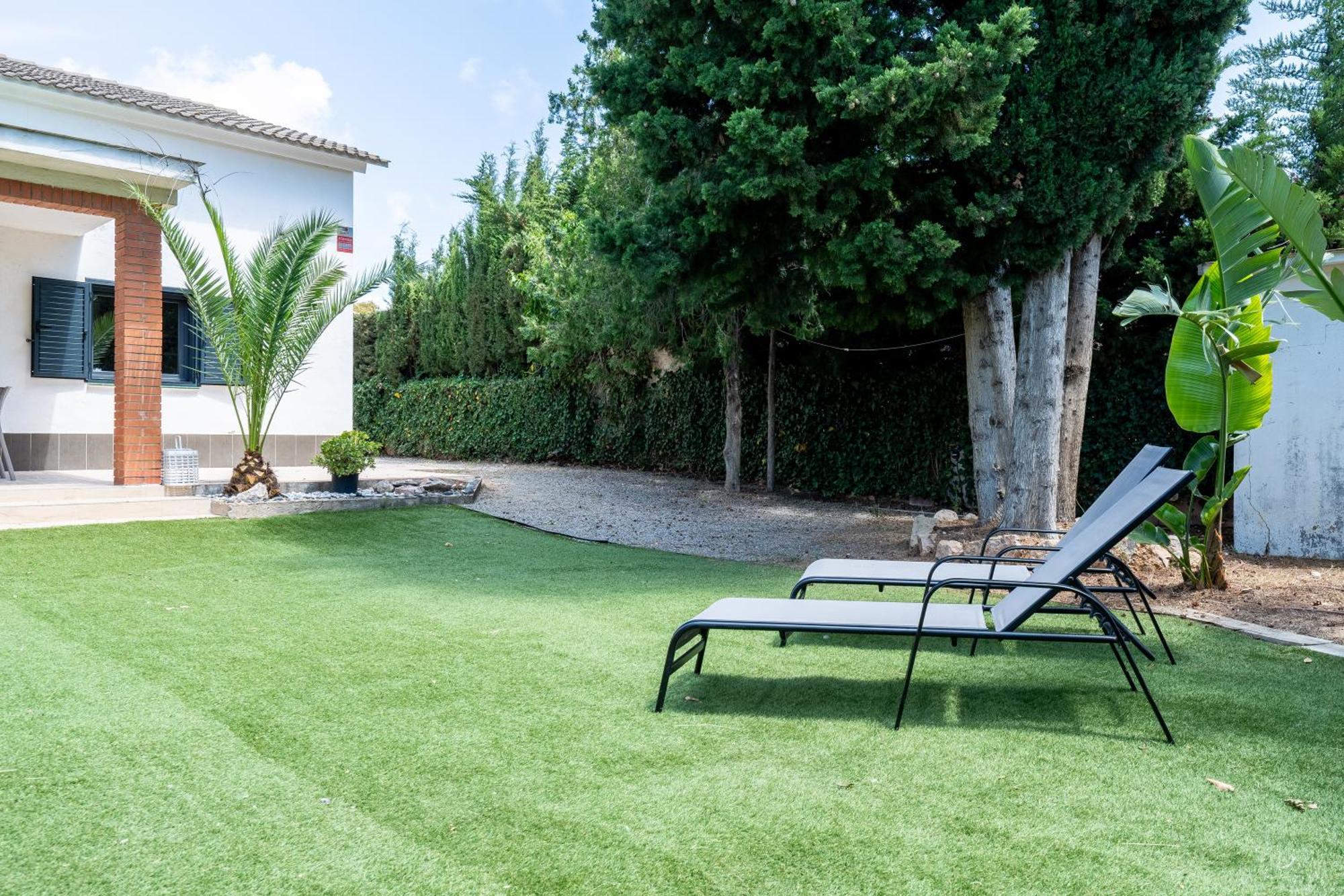Сasa de vacaciones With Garden Next To The *