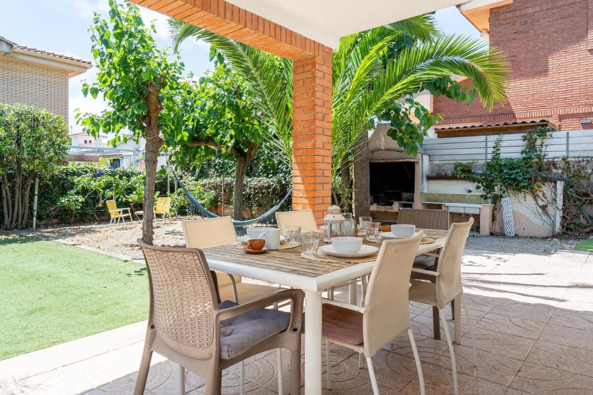 With Garden Next To The * Cambrils