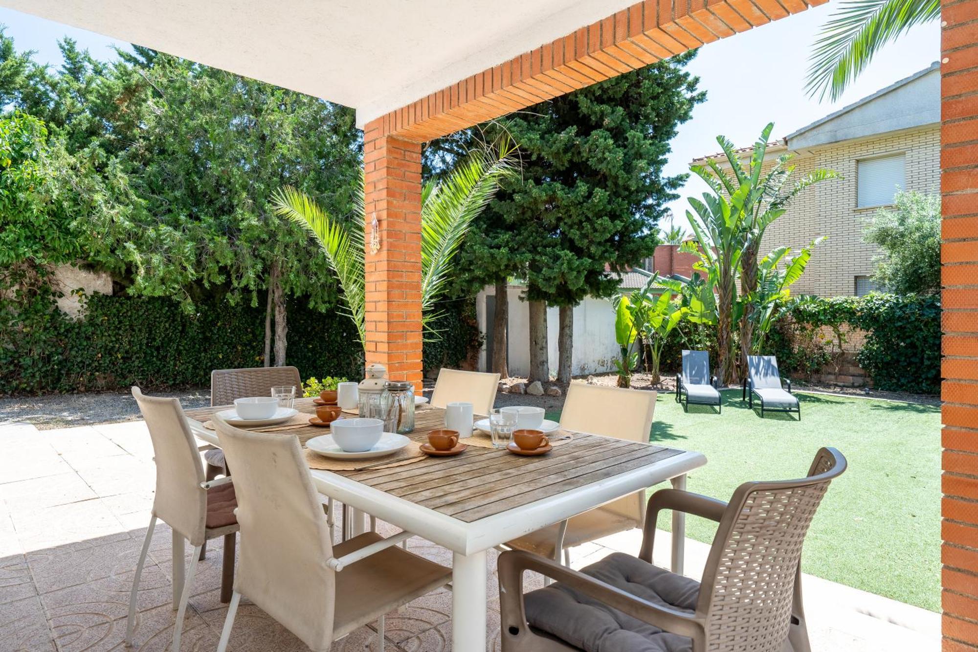 Сasa de vacaciones With Garden Next To The *