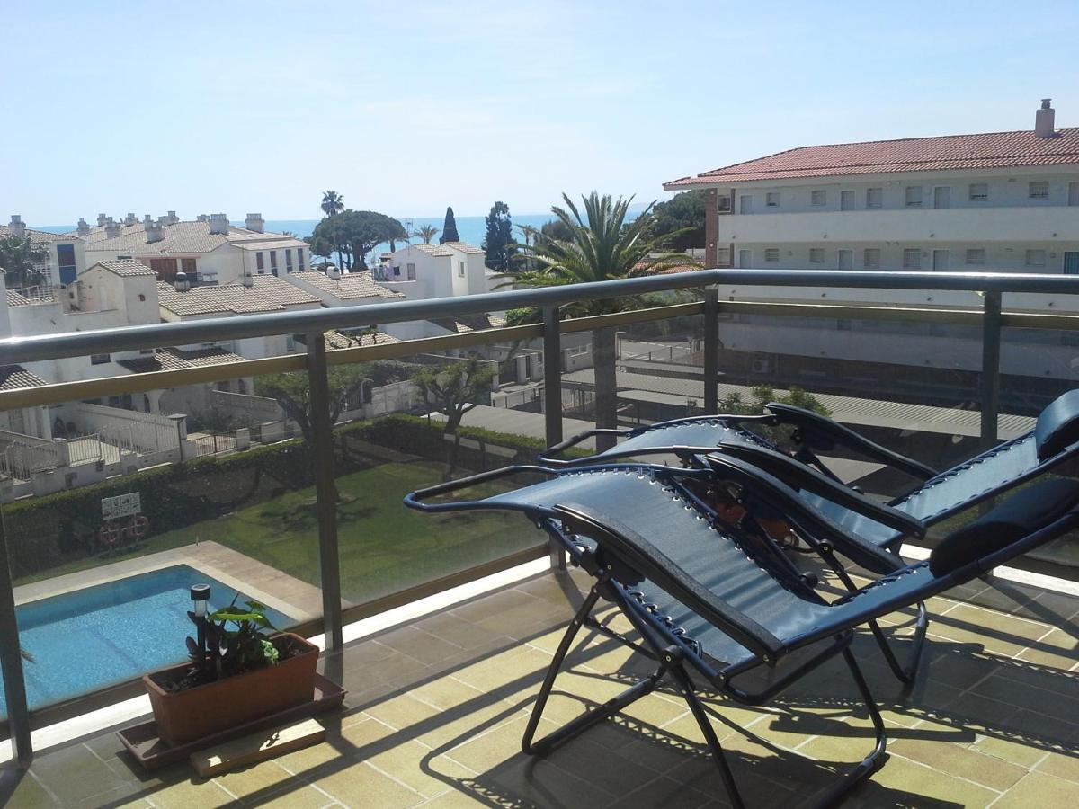 Apartment Vue: Beachfront Retreat With Pool And Access *