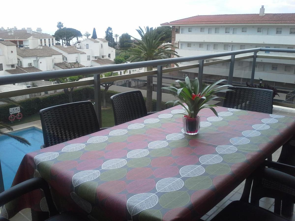 Apartment Vue: Beachfront Retreat With Pool And Access *