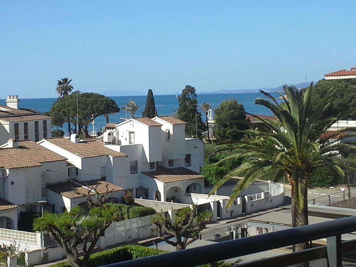 Vue: Beachfront Retreat With Pool And Access Apartment Cambrils