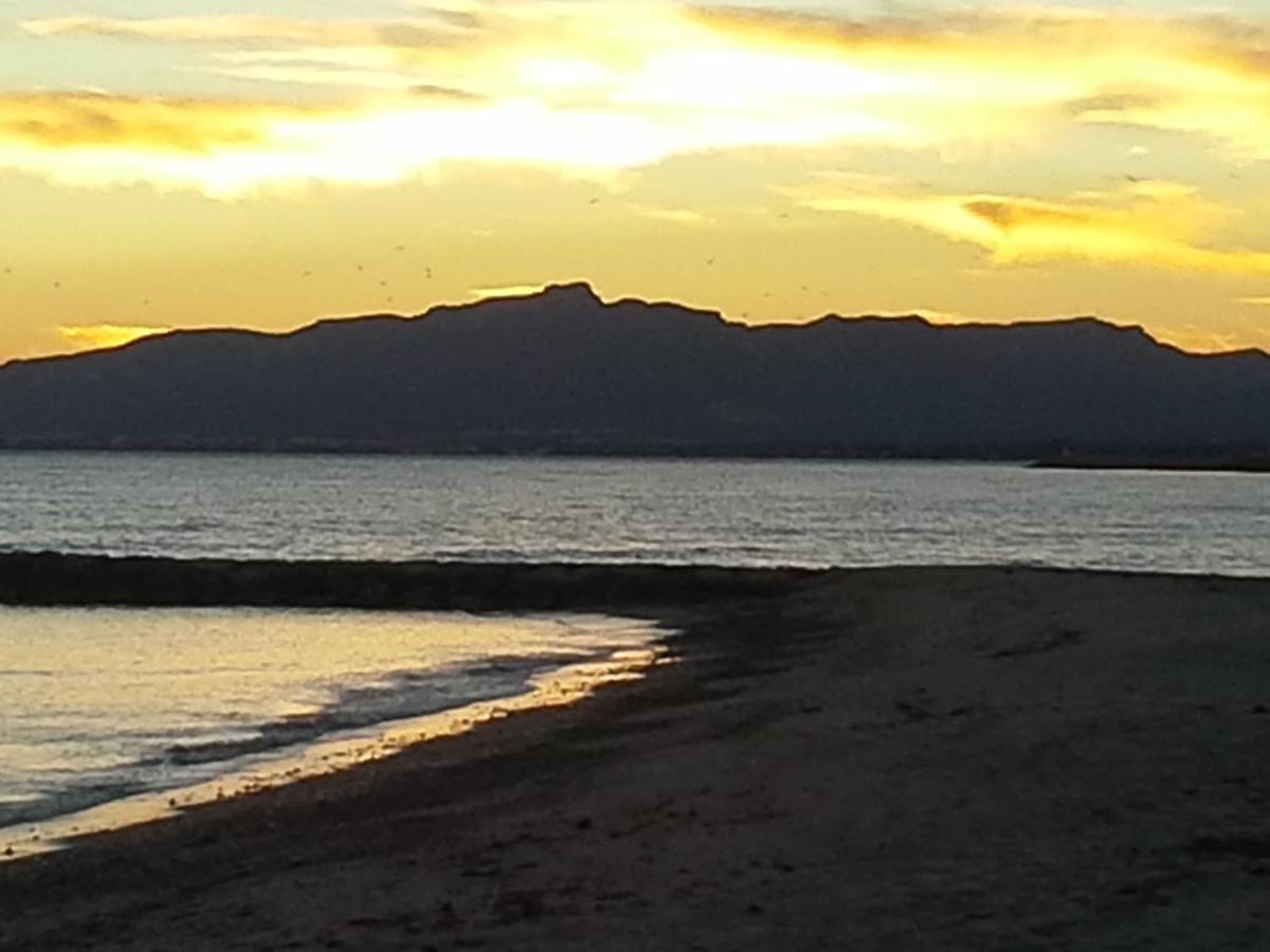 Apartment Vue: Beachfront Retreat With Pool And Access Cambrils