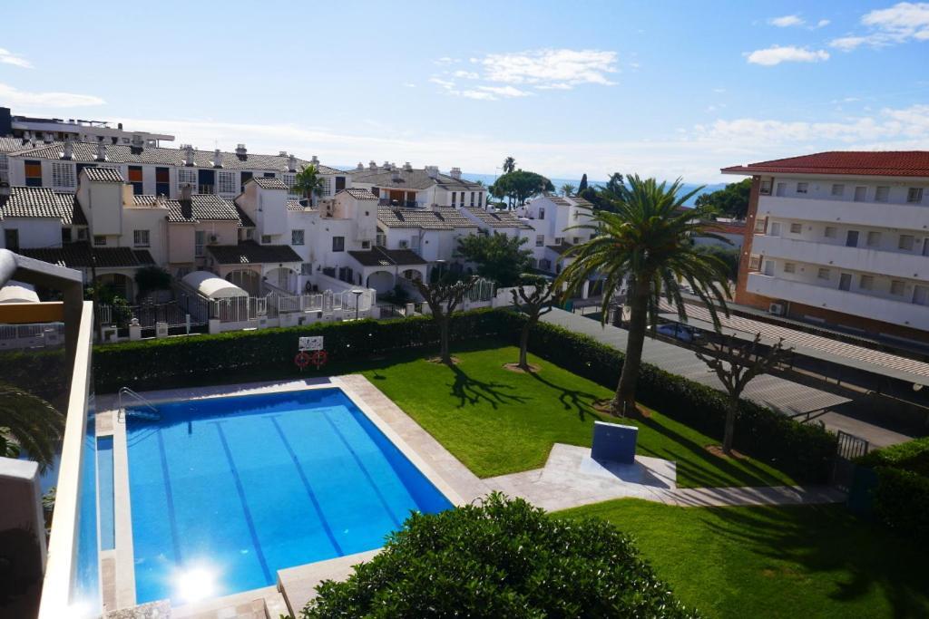 Apartment Vue: Beachfront Retreat With Pool And Access